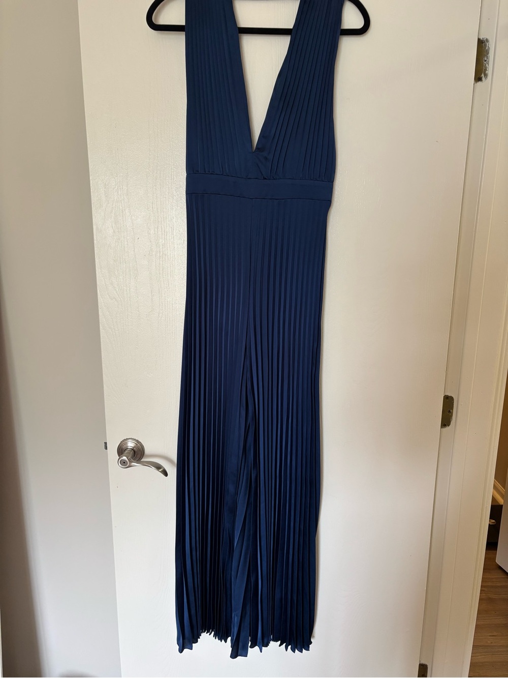 Abercrombie & Fitch Navy Pleated V-Neck Wide-Leg Jumpsuit - Picture 4 of 8